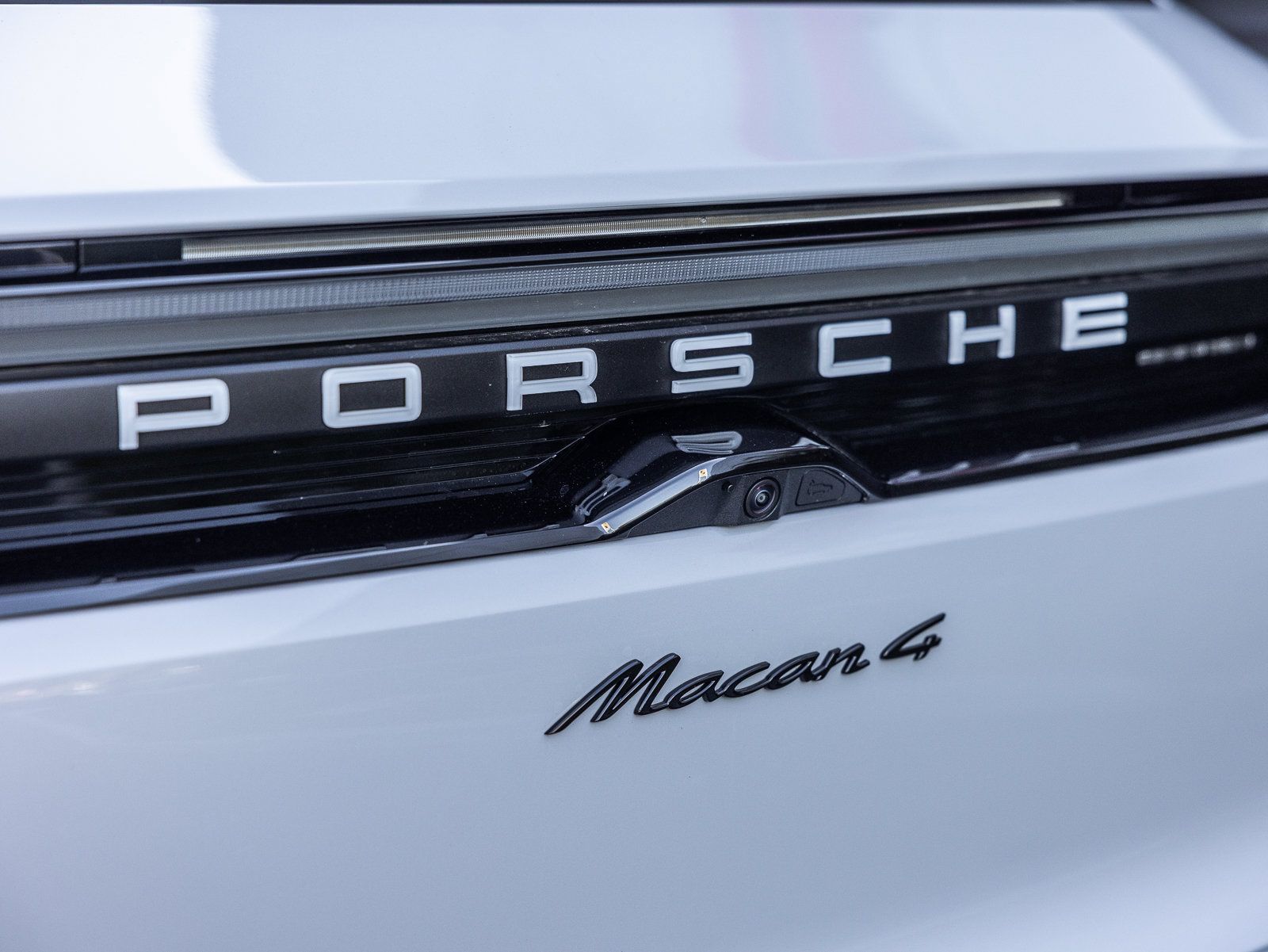 Certified 2025 Porsche Macan 4 Electric AWD/4WD image 21