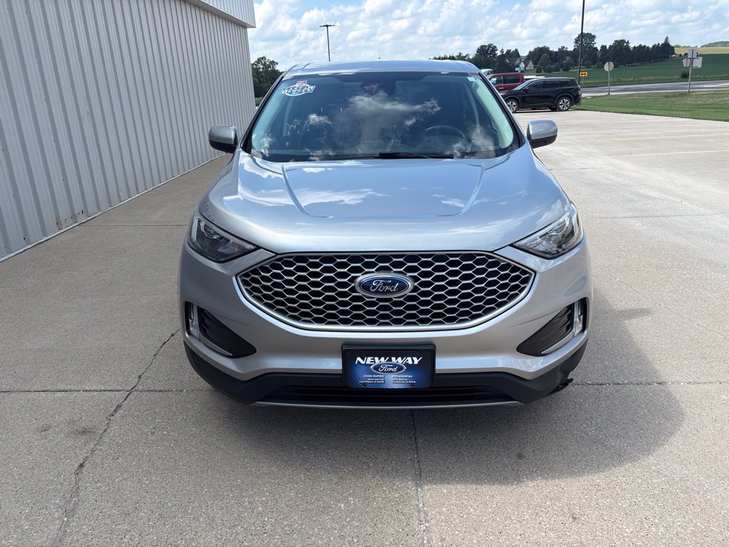 Certified 2024 Ford Edge SEL w/ Convenience Package AWD/4WD image 2