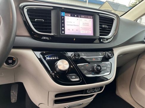 Used 2023 Chrysler Voyager LX image 10