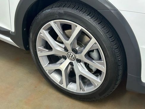 Used 2017 Volkswagen Golf Alltrack S image 25