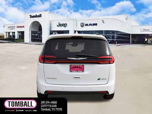 Used 2021 Chrysler Pacifica Limited w/ Uconnect Theater Family Group image 6