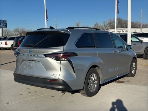 Used 2024 Toyota Sienna XLE image 5