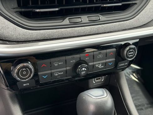 Used 2025 Jeep Compass Latitude w/ Sun & Sound Group AWD/4WD image 30