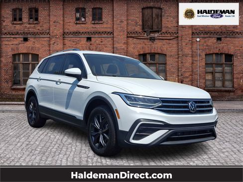 Used 2024 Volkswagen Tiguan SE AWD/4WD image 1