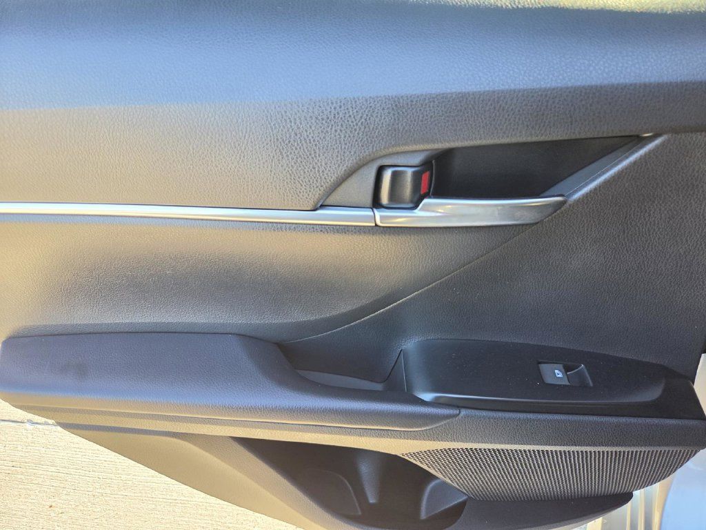 Used 2020 Toyota Camry LE FWD image 10