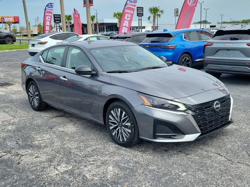 Certified 2025 Nissan Altima 2.5 SV FWD image 3