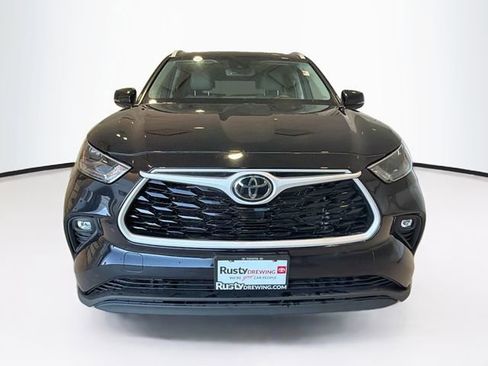 Used 2023 Toyota Highlander XLE image 2