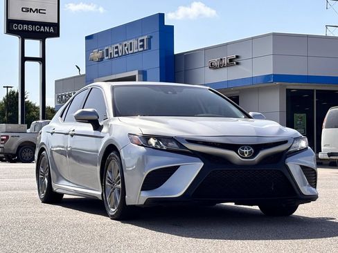 Used 2020 Toyota Camry SE w/ Convenience Package FWD image 2