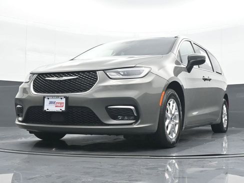 Used 2023 Chrysler Pacifica Touring-L image 16