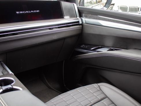 Used 2025 Cadillac Escalade V AWD/4WD image 19