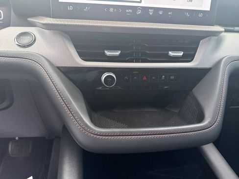 Used 2025 Ford Explorer Active AWD/4WD image 21