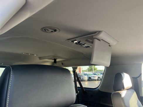Used 2018 GMC Yukon XL SLT w/ Premium Edition AWD/4WD image 38