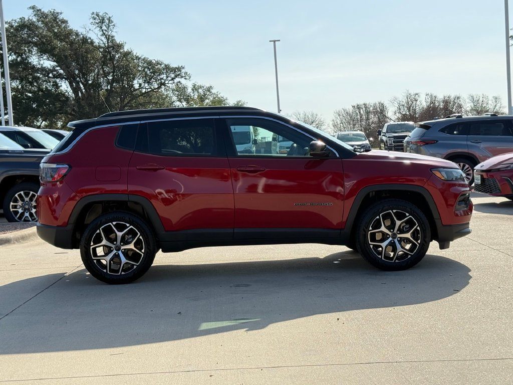 Used 2025 Jeep Compass Limited AWD/4WD image 4