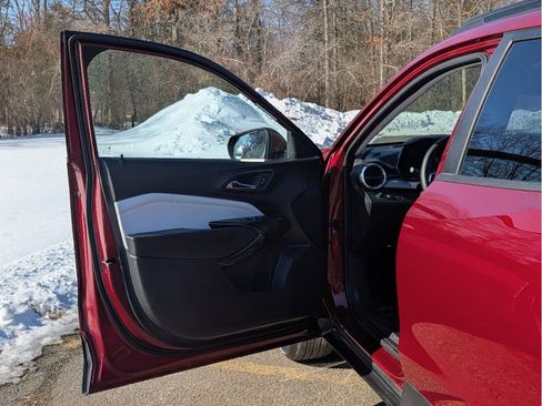 Used 2025 Chevrolet Trax LT w/ LT Convenience Package image 9