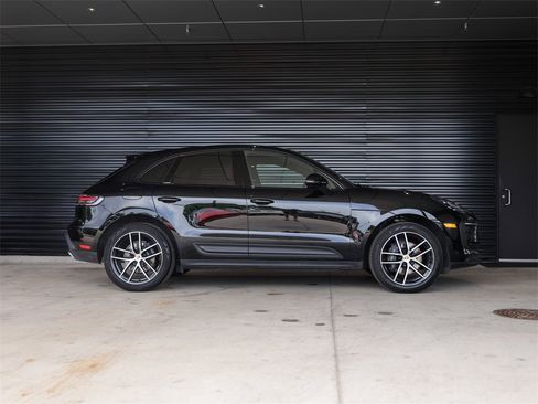 Certified 2025 Porsche Macan image 8