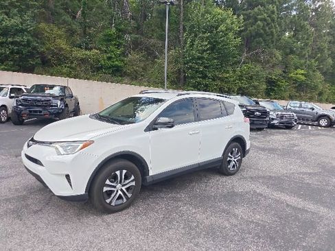 Used 2018 Toyota RAV4 LE FWD image 7
