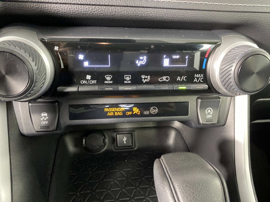 Used 2020 Toyota RAV4 LE w/ All Weather Liner Package AWD/4WD image 20