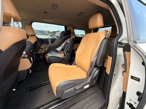 Used 2022 Kia Carnival LX FWD image 10