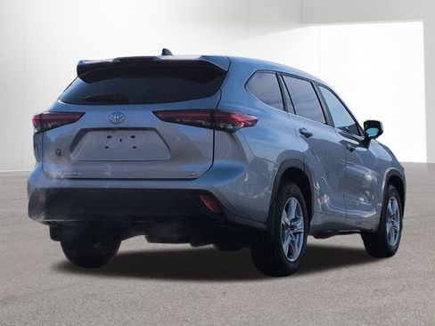 Certified 2023 Toyota Highlander LE image 5