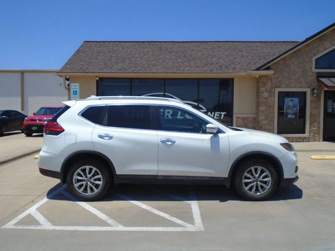 Used 2017 Nissan Rogue SV FWD image 4