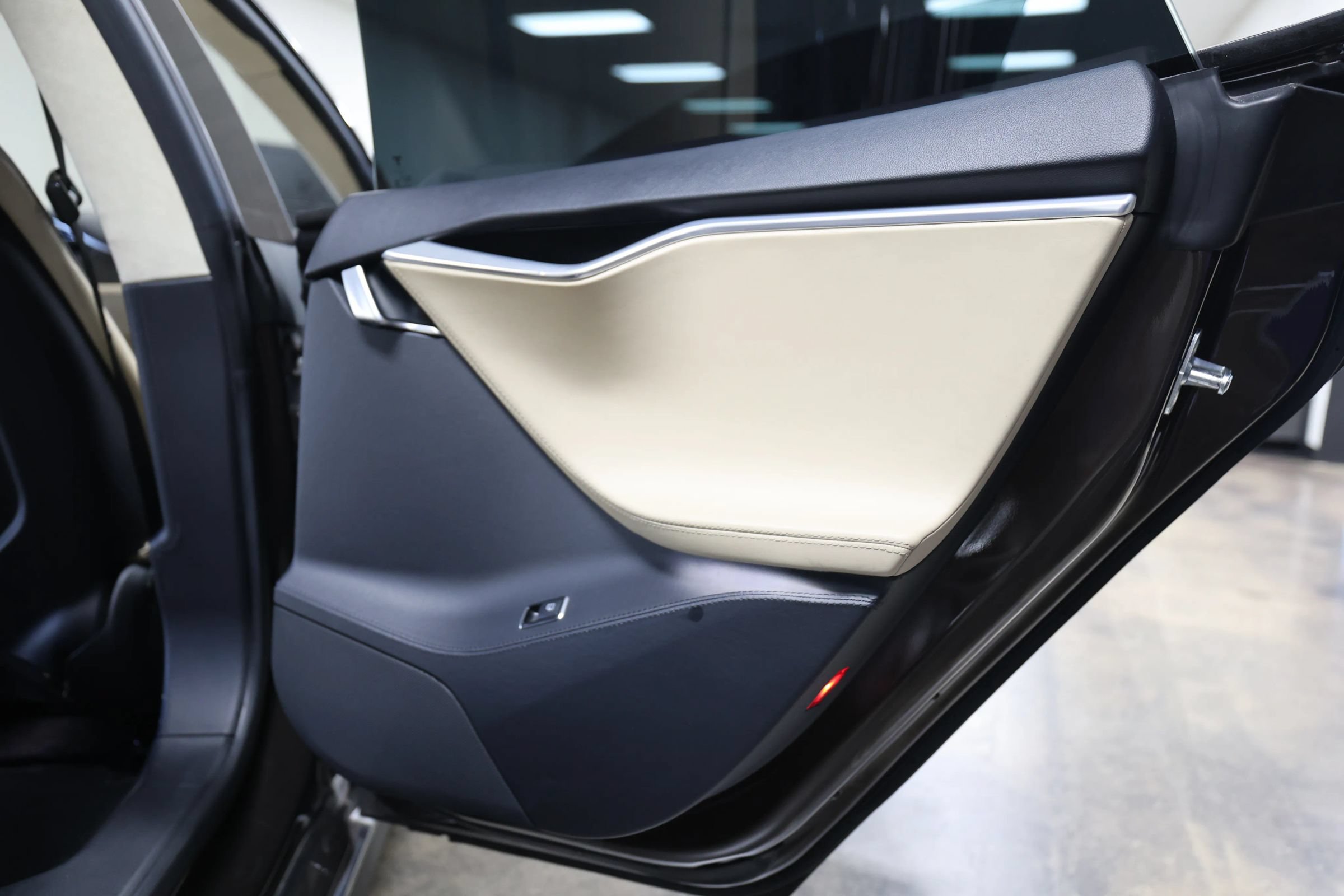 Used 2013 Tesla Model S Performance RWD image 42