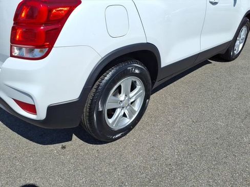 Used 2021 Chevrolet Trax LT w/ LT Convenience Package image 9