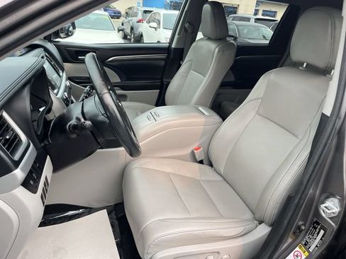 Used 2017 Toyota Highlander Limited AWD/4WD image 15