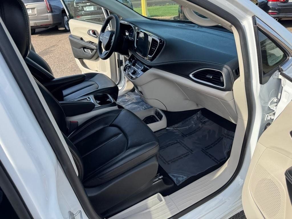 Used 2024 Chrysler Pacifica Limited FWD image 32
