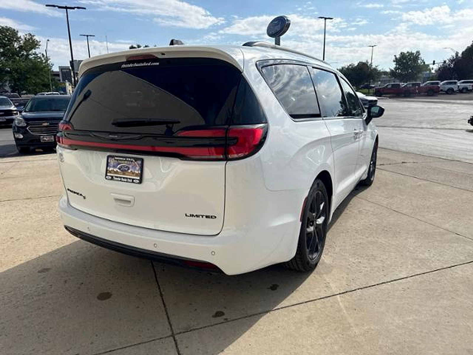 Used 2025 Chrysler Pacifica Limited FWD image 5