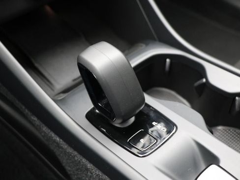 Used 2025 Volvo XC40 B5 Core image 27