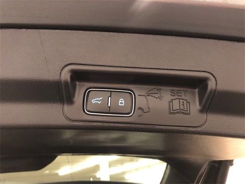 Used 2022 Ford Explorer XLT w/ Equipment Group 202A image 9