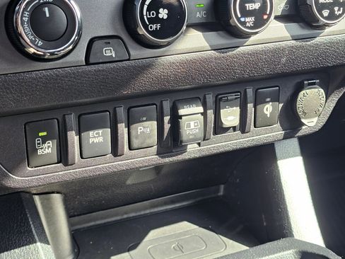 Used 2018 Toyota Tacoma TRD Off-Road w/ Technology Package AWD/4WD image 22