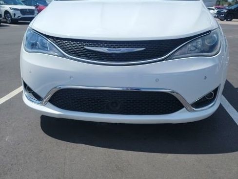 Used 2018 Chrysler Pacifica Touring-L w/ Advanced Safetytec Group FWD image 2