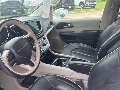 Used 2021 Chrysler Pacifica Limited AWD/4WD image 9
