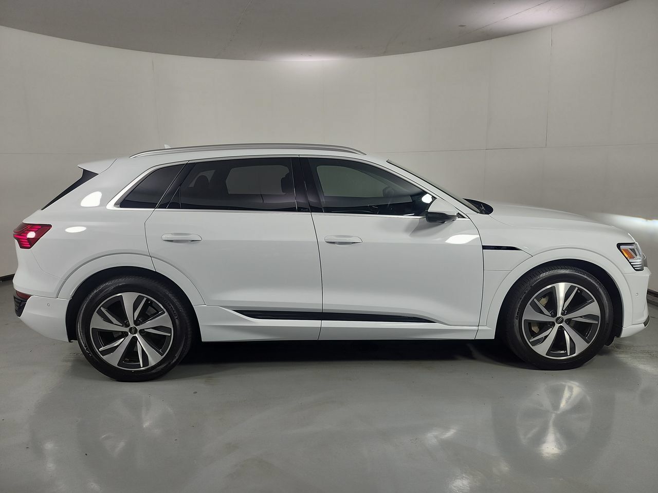 Used 2024 Audi Q8 e-tron Premium Plus w/ Premium Plus Package AWD/4WD image 38