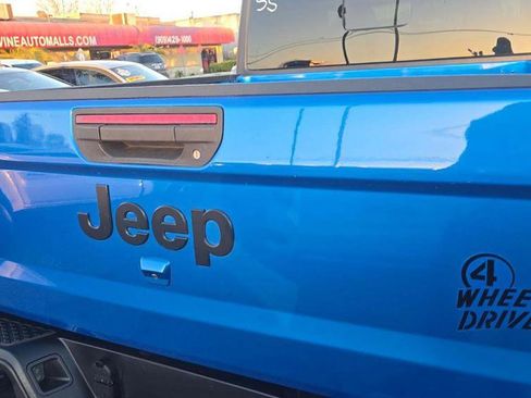 Used 2021 Jeep Gladiator Willys image 9