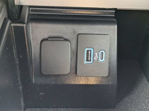 Used 2023 Ford Explorer XLT w/ Equipment Group 202A AWD/4WD image 29