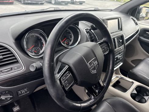 Used 2016 Dodge Grand Caravan SXT FWD image 9