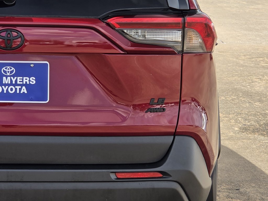 Used 2024 Toyota RAV4 LE AWD/4WD image 4