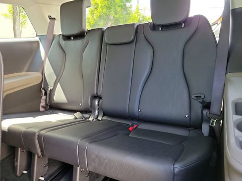 Certified 2025 Kia Carnival FWD image 12