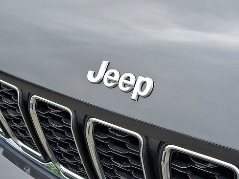Used 2025 Jeep Grand Cherokee L Laredo AWD/4WD image 19