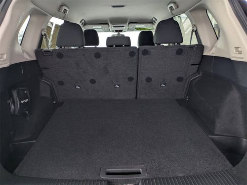 Used 2023 Nissan Rogue S image 9