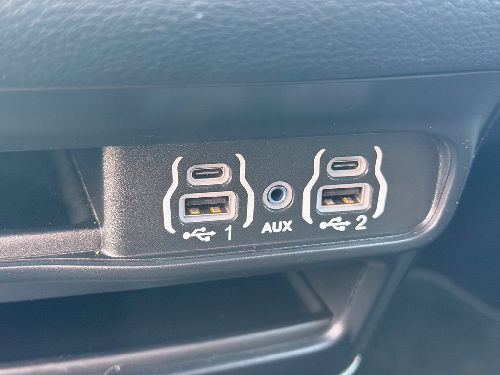 Used 2024 Chrysler Pacifica Touring FWD image 28