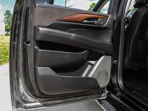 Used 2018 Cadillac Escalade ESV Luxury RWD image 42
