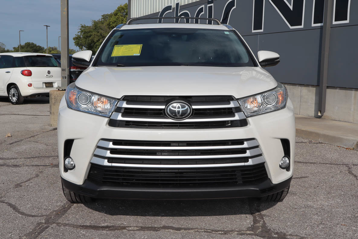 Used 2019 Toyota Highlander XLE AWD/4WD image 2