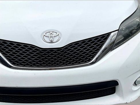 Used 2016 Toyota Sienna SE FWD image 32