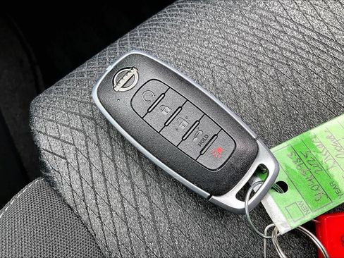 Used 2025 Nissan Rogue SV image 15