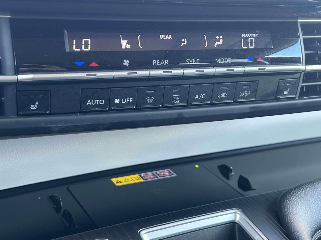 Used 2025 Toyota Sienna XLE FWD image 34