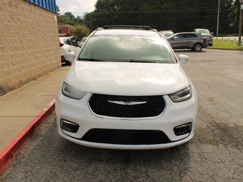 Used 2022 Chrysler Pacifica Touring-L FWD image 2