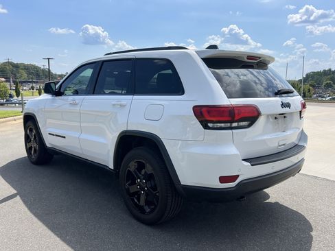 Used 2019 Jeep Grand Cherokee Laredo RWD image 11
